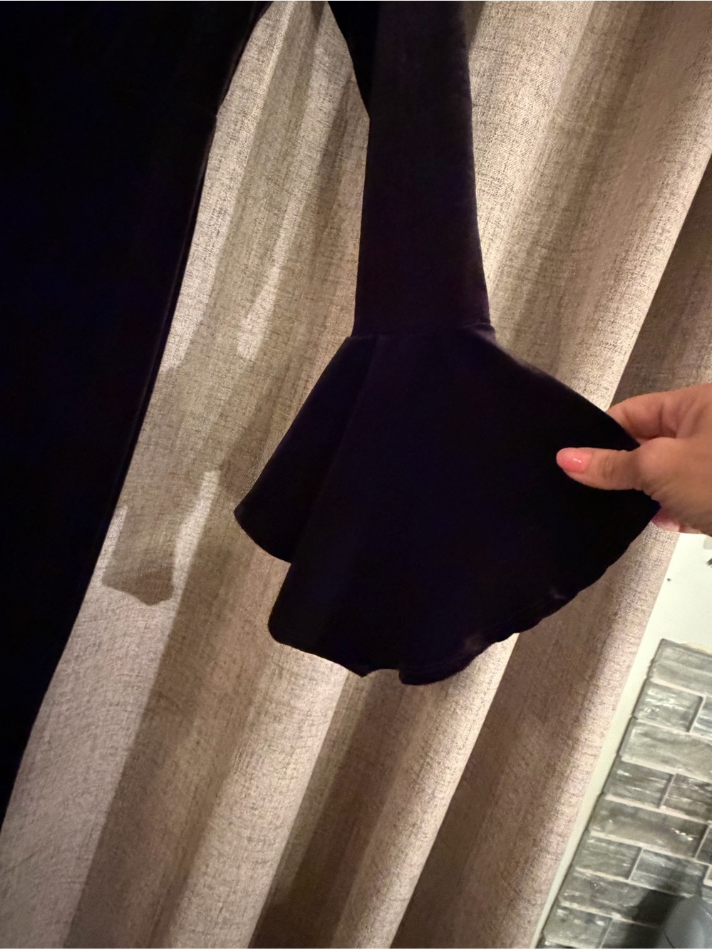 29. Dramatic Instincts Black Velvet Bell
Sleeve Mermaid Maxi Dress size L - Picture 7 of 11